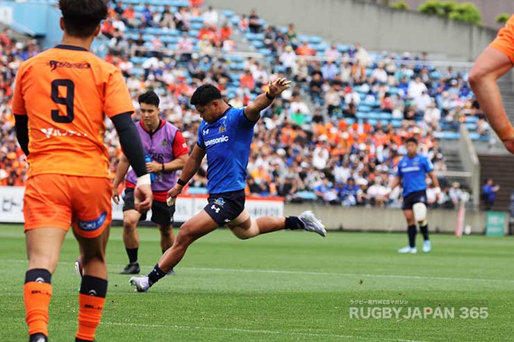先制点を許しワイルドナイツは7分すぐさまSO山沢京平のPGで3点返す