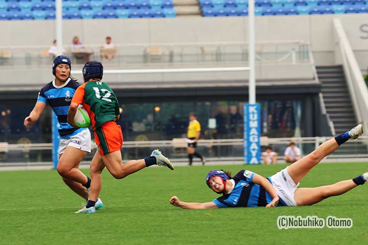 ⑫丸山希香が谷山のタックルを外して前進するが