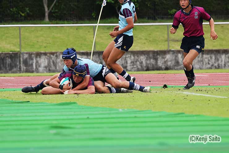 先制トライに続き手塚慈英が2本目のトライ
