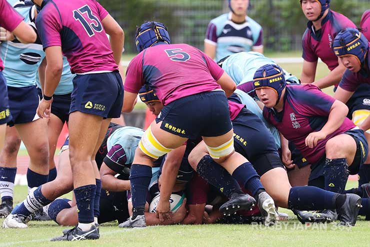 追いかける桐蔭学園は前半24分NO8足立佳樹がトライ