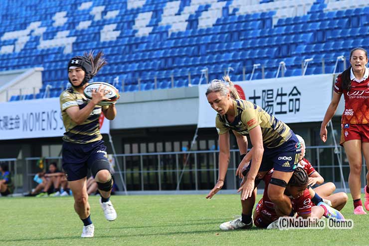 サラ・ヒリニから須田倫代にオフロードパスが通り