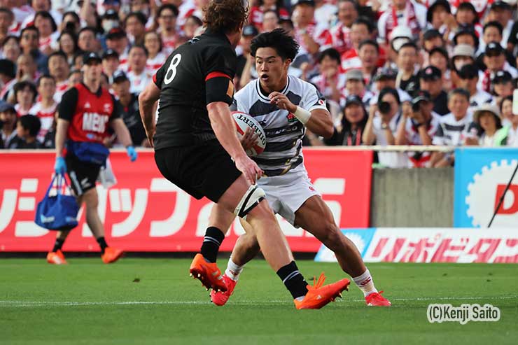 植田和磨が内にステップを切って相手をかわす
