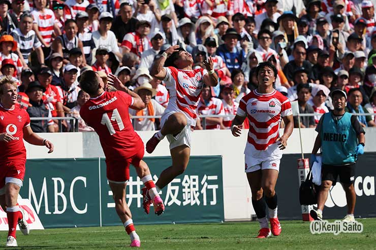 後半、足がとまった相手に対して空中戦でドミネイトする石田