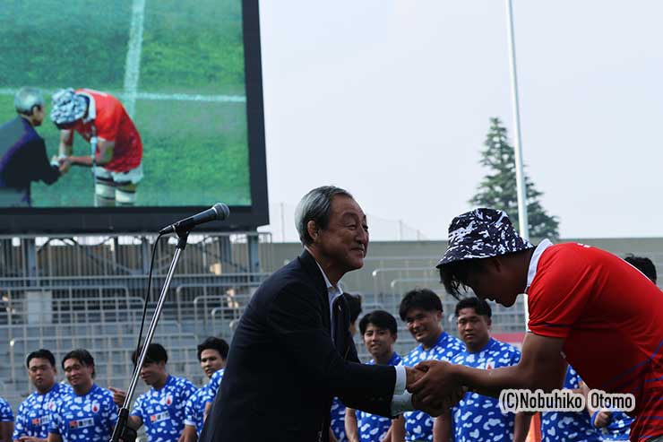 関東協会・伊藤隆会長から表彰を受ける対抗戦選抜のFL茨木主将(筑波大)