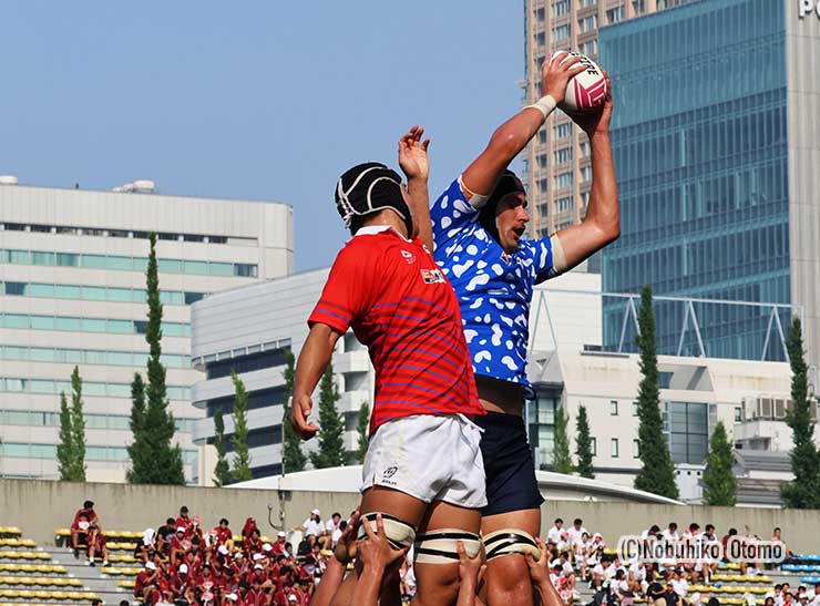 ラインアウトをウーストハイゼンと城が競り合う