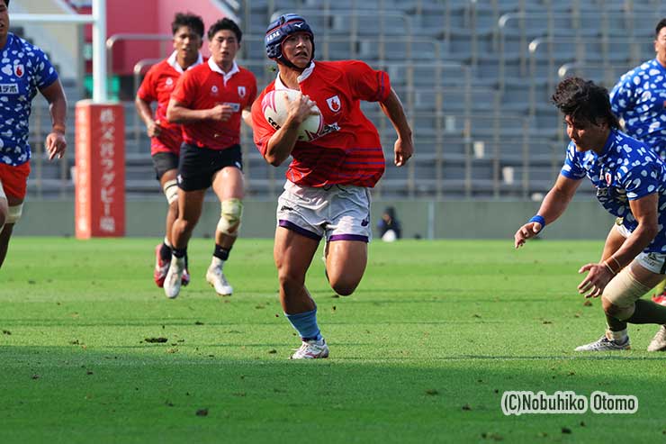 次々とタックルを交わす内田