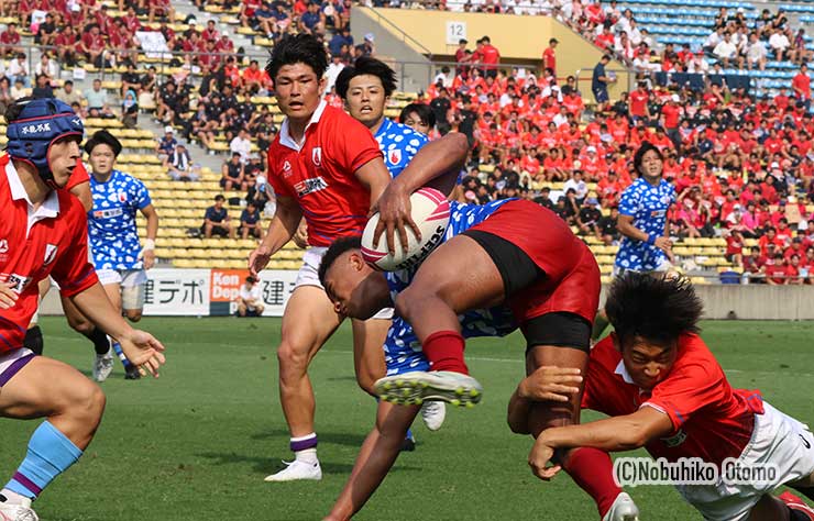 後半、リーグ戦選抜WTB⑪加藤アディナンが前進