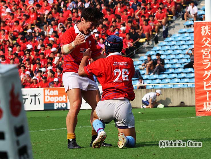 逆転トライの内田に駆け寄りねぎらうSH橋本(慶大)