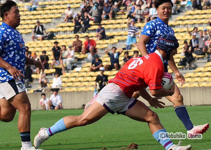 右中間にトライ。残り2分半、対抗戦が34-33と逆転した。
