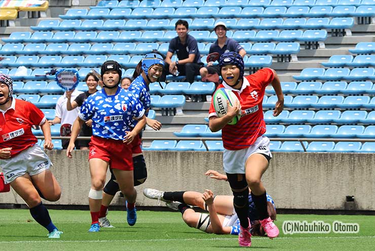 高橋あいり(早大)が抜け出して先制トライ