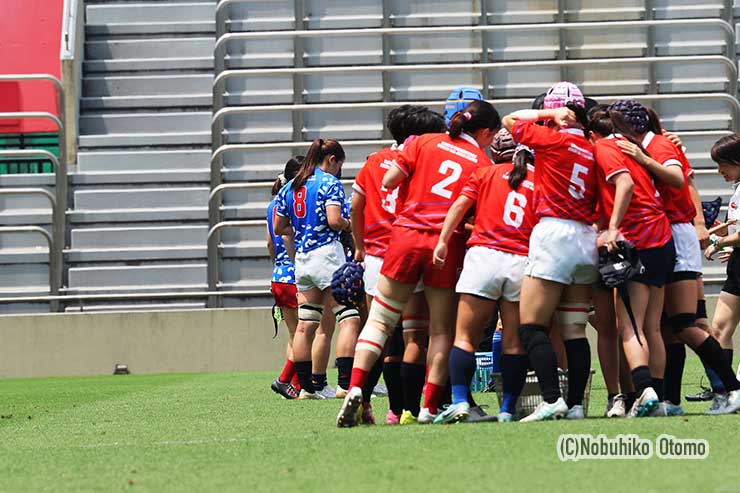 ハーフタイム。両チームとも気温35度に迫る暑熱の中で奮闘した