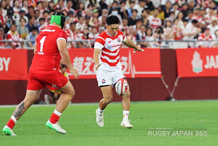 李承信が裏スペースを狙ってキック