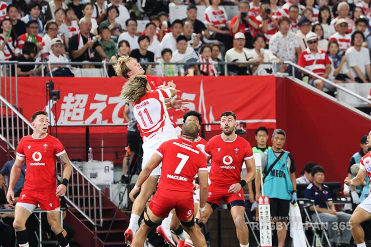 ハイボールの競り合い_ハラトア・ヴァイレア.