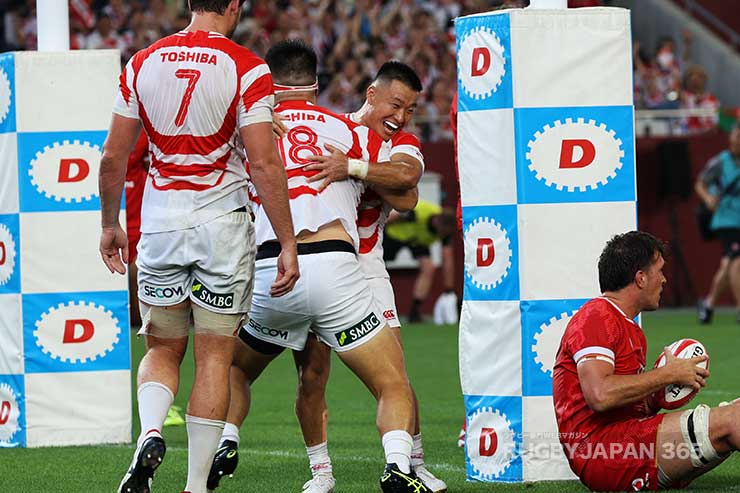 竹内柊平のトライに祝福する齋藤