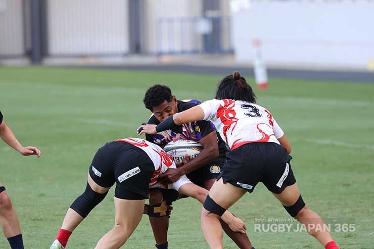 アナ・ナイマシに対して大橋聖香の低いタックルが突き刺さりたまらずボールをこぼす