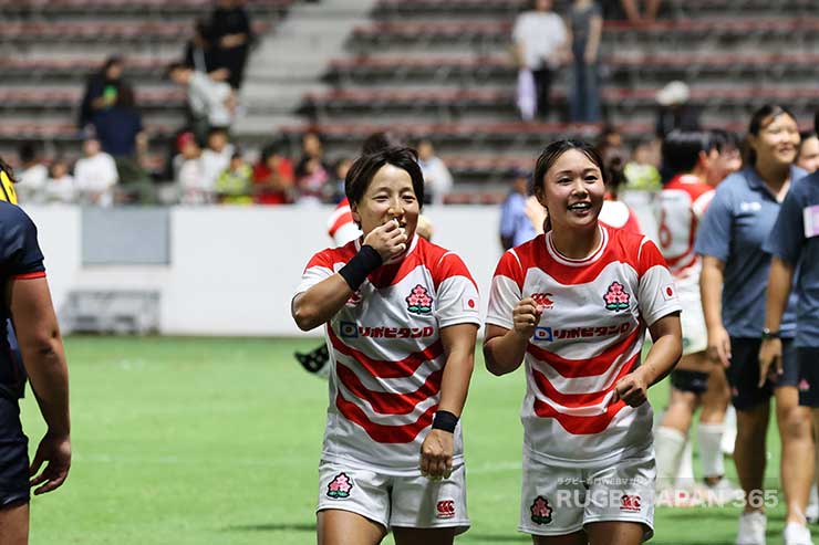 阿部恵（左）と津久井萌（右）