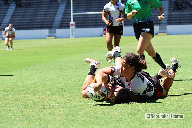 後半7分、トライ体勢に入ったフェニックス⑫黒川にディアナ⑧シャーロットが執念タックルでトライ阻止