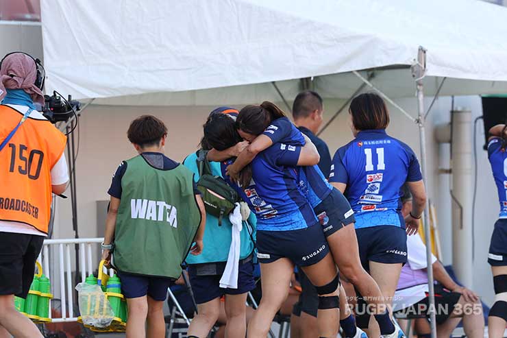同じく共同キャプテンを務める山田晴楽が松井渓南をパワフルに抱き上げる