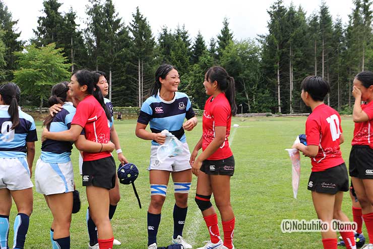 試合後は互いの健闘を称えあった