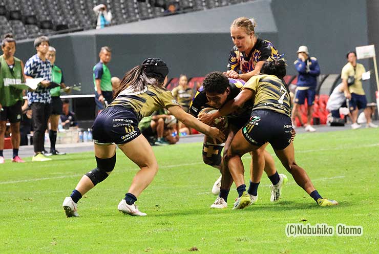 アナ・ナイマシが7人のタックルに耐えて前進