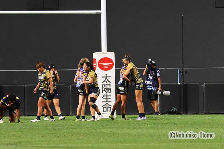 健闘を称え合う両チーム