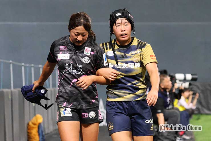 負傷退場する徳永結羽を追手門同門の村田彩乃がエスコート