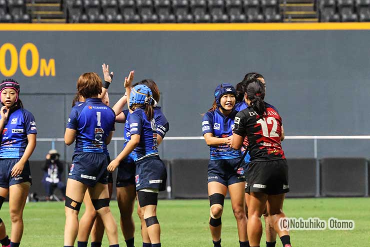 試合後の松井・中村両主将の握手