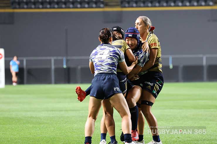 佐久間怜奈に対してサラ・ヒリニのチョークタックルが決まる
