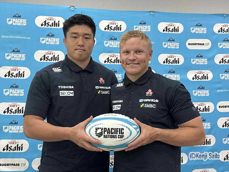 下川甲嗣(左)、サム・グリーン(右)