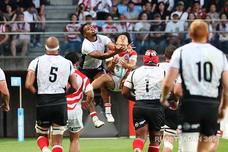 ハイボールの競り合い