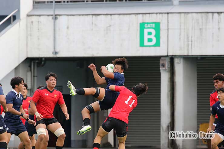 後半、帝京大11佐藤が空中タックルでイエローカード