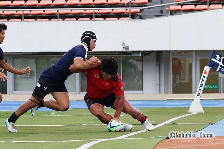 67分、トライ体勢に入った帝京大PR森山を立大SO向井が押し出す