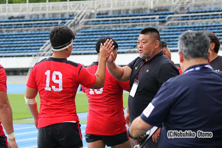 選手を迎える帝京大・相馬監督