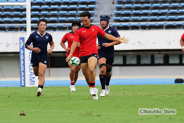 36分、SO本橋が自陣からキック