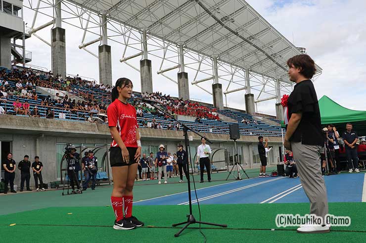 選手代表あいさつは福岡女子上田蒼葉主将