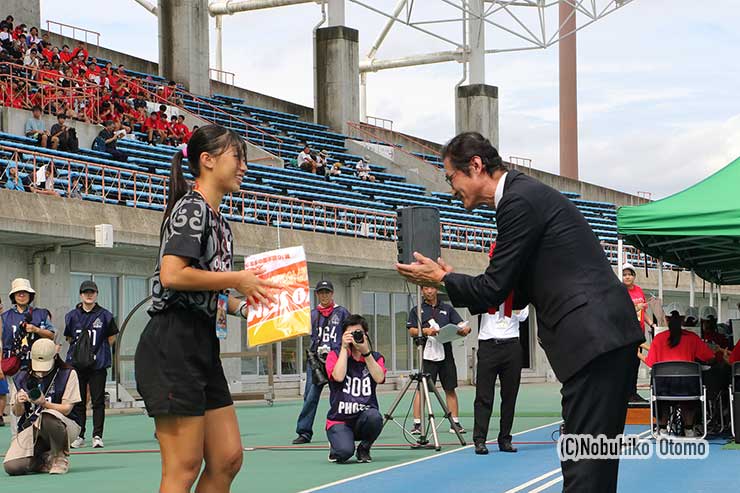 各ブロック代表チームに記念品贈呈。大阪女子へ、太陽生命田村社長から