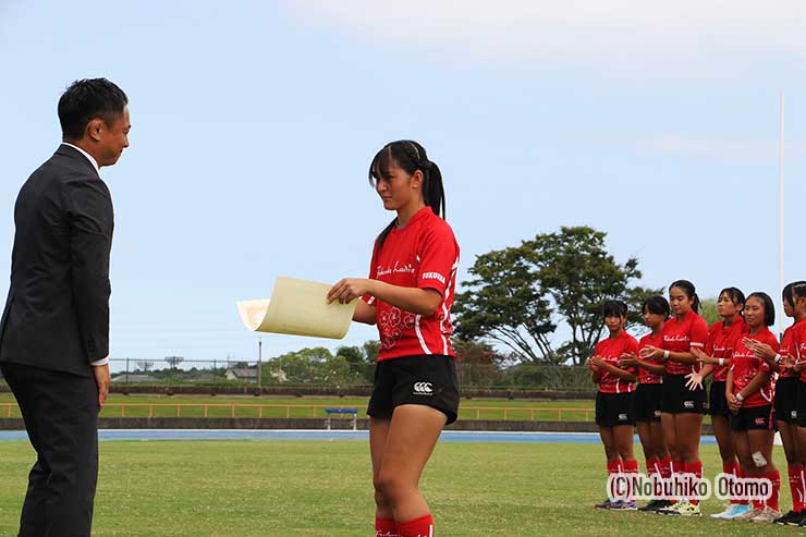 優勝表彰を受ける福岡の上田主将