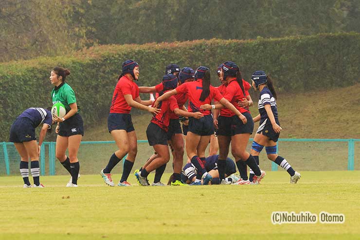 喜ぶ麗澤の選手たち