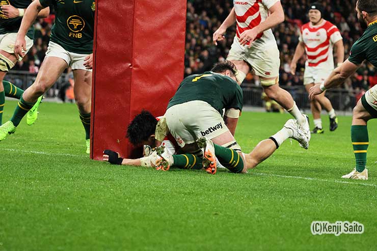 後半12分・矢崎由高がゴール前ペナルティからクイックリスタートで自らボールをキャリーしトライ