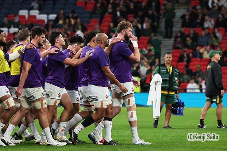 ワーナー・ディアンズを先頭にロッカールームに戻る