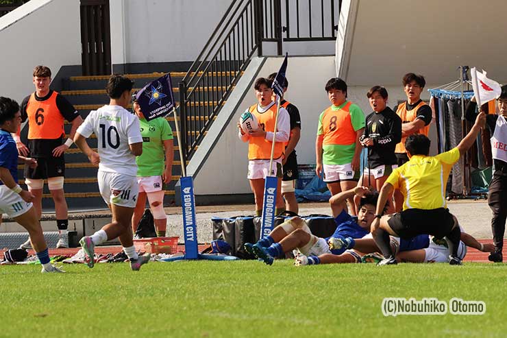 東洋大⑪浅尾を東海⑦薄田⑩北村のダブルタックルでタッチへ押し出す