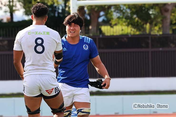 健闘を称えあう両主将