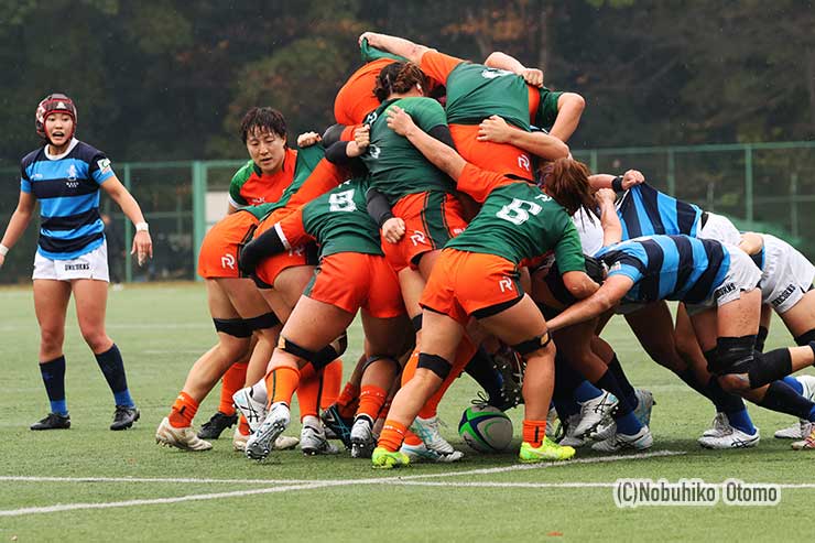 スクラムは日体大が立ち上がりからアルカスを圧倒した