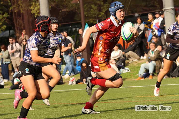 先制トライをあげるフェニックスLO田中沙弥香