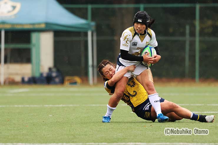 タックルに耐えて前進するGODのCTB髙井優花
