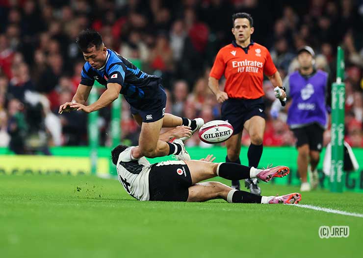 リース・ザミットが長田智希に対してノーバインドタックルでペナルティ