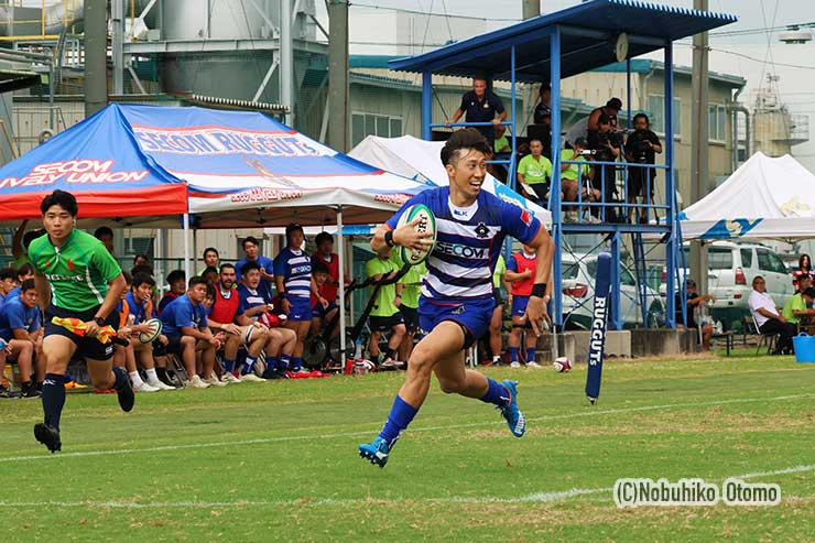 狭山グラウンドで行われた2023年トップイースト秋田NB戦で、トライを決めるFB池松