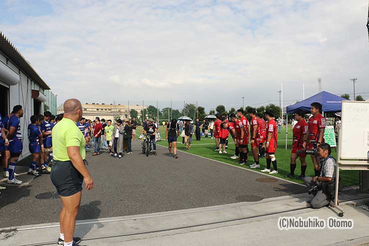 チームスタッフの「ミスターセコム」山賀さんのリードで観客のお見送り