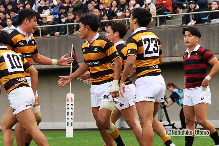トライを決めた石垣(23)に駆け寄る選手たち
