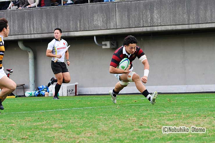 12分、早大No8粟飯原のトライ